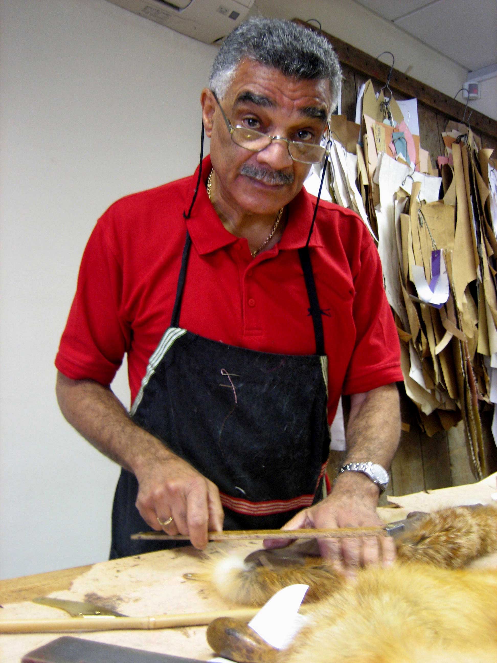 Скорняк норки. Швея на меховое. Скорняк кто это и что. Скорняк. Скорняк профессия.